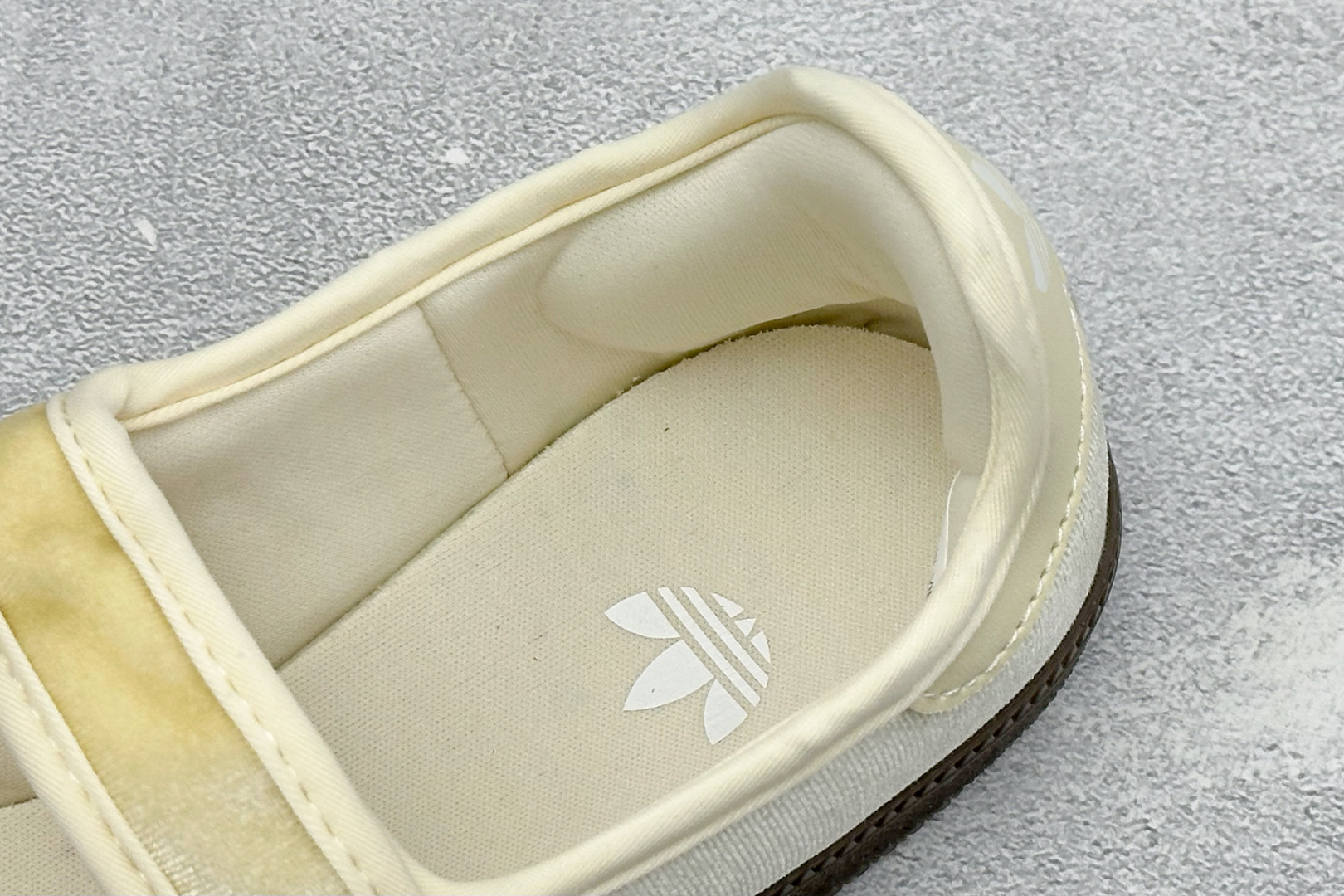 FX版Adidas三叶草SAMBA Jane W 玛丽珍鞋 该鞋款鞋面采用多种材料拼接(缝/车线) Superstar系