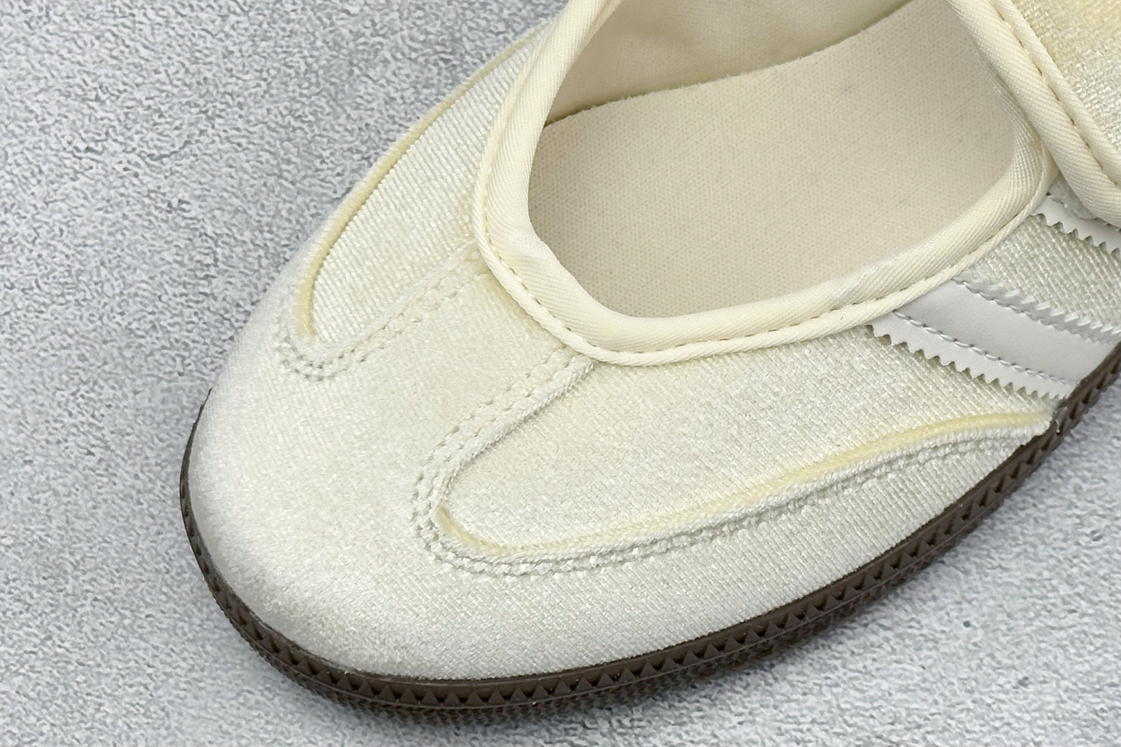 FX版Adidas三叶草SAMBA Jane W 玛丽珍鞋 该鞋款鞋面采用多种材料拼接(缝/车线) Superstar系