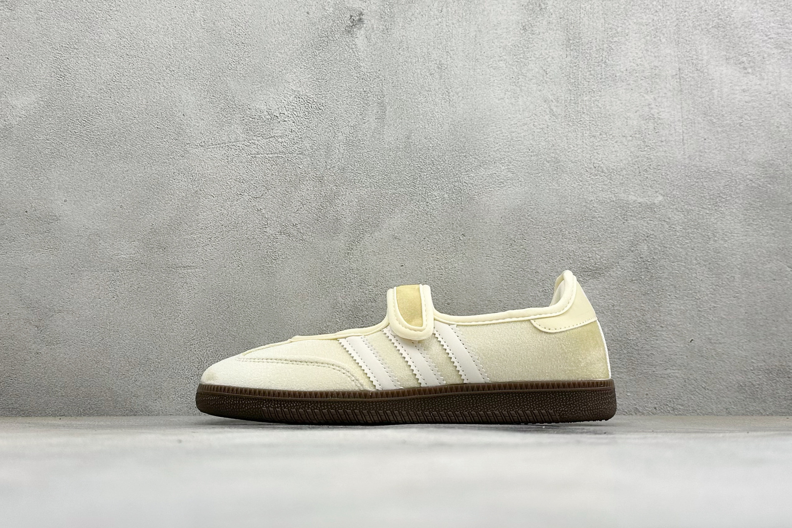 FX版Adidas三叶草SAMBA Jane W 玛丽珍鞋 该鞋款鞋面采用多种材料拼接(缝/车线) Superstar系