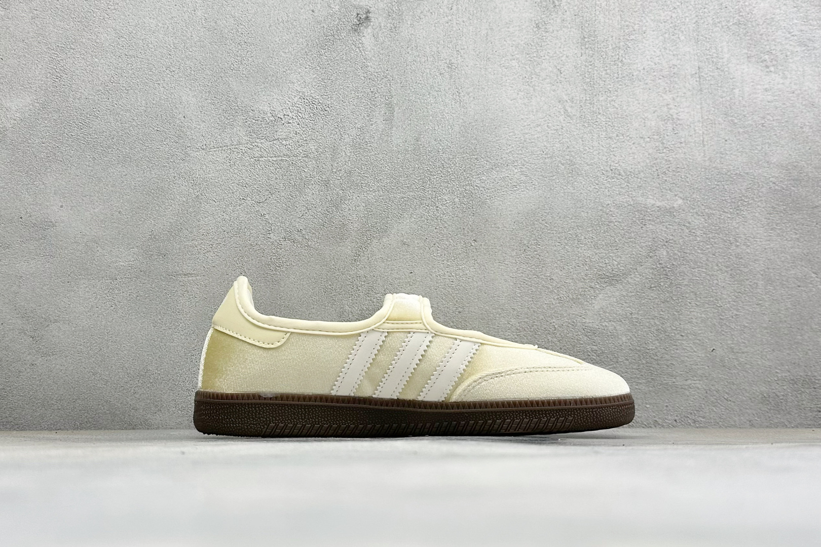 FX版Adidas三叶草SAMBA Jane W 玛丽珍鞋 该鞋款鞋面采用多种材料拼接(缝/车线) Superstar系