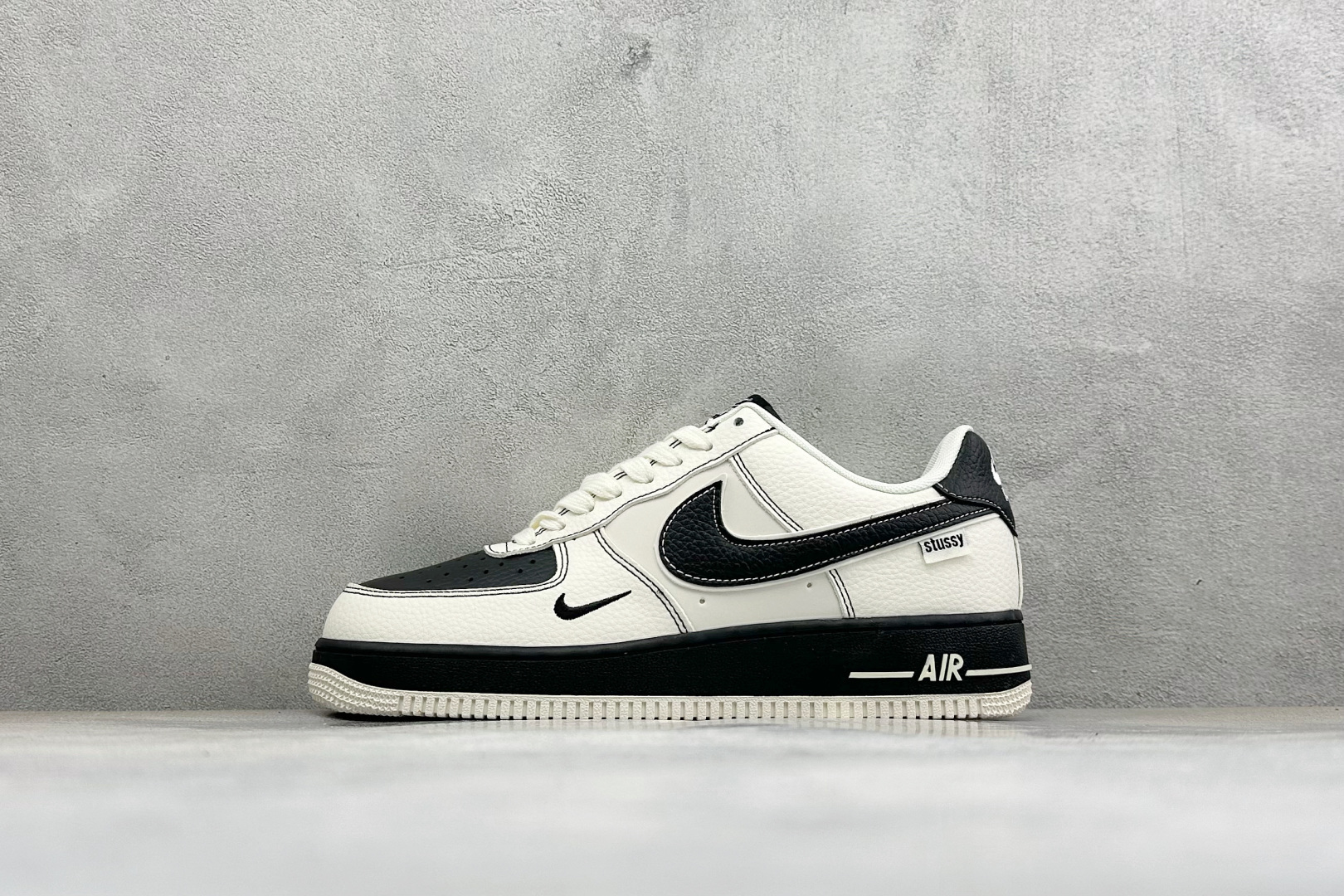 黑白撞色炸街出圈 AIR FORCE 1，这款空军一号板鞋米白鞋面搭配黑色撞色拼接，大小双Swoosh设计辨识度拉满，金
