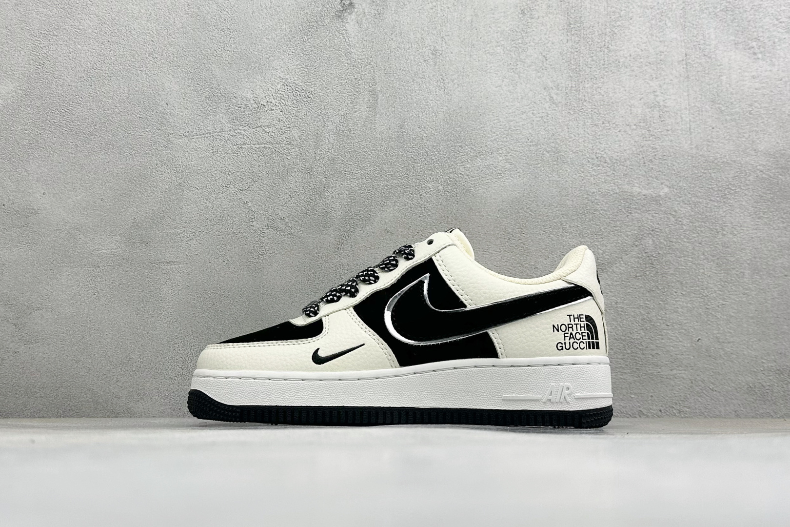联名潮款气场十足 AIR FORCE 1，这款空军一号采用米白搭配黑色绒面拼接，银亮色勾子亮眼夺目，北面主题金属吊牌、侧