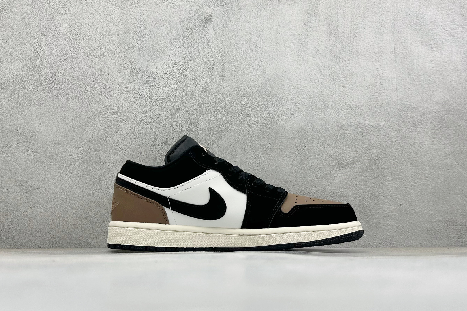 复古潮履格调拉满 AIR JORDAN 1,这款低帮AJ1采用黑棕白三色拼接皮革打造,质感层次丰富,专属R字母金色挂饰精 复古潮履格调拉满 AIR JORDAN 1,这款低帮AJ1采用黑棕白三色拼接皮革打造,质感层次丰富,专属R字母金色挂饰精