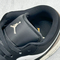 复古潮履格调拉满 AIR JORDAN 1,这款低帮AJ1采用黑棕白三色拼接皮革打造,质感层次丰富,专属R字母金色挂饰精 复古潮履格调拉满 AIR JORDAN 1,这款低帮AJ1采用黑棕白三色拼接皮革打造,质感层次丰富,专属R字母金色挂饰精