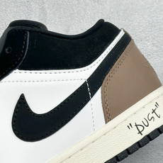 复古潮履格调拉满 AIR JORDAN 1,这款低帮AJ1采用黑棕白三色拼接皮革打造,质感层次丰富,专属R字母金色挂饰精 复古潮履格调拉满 AIR JORDAN 1,这款低帮AJ1采用黑棕白三色拼接皮革打造,质感层次丰富,专属R字母金色挂饰精