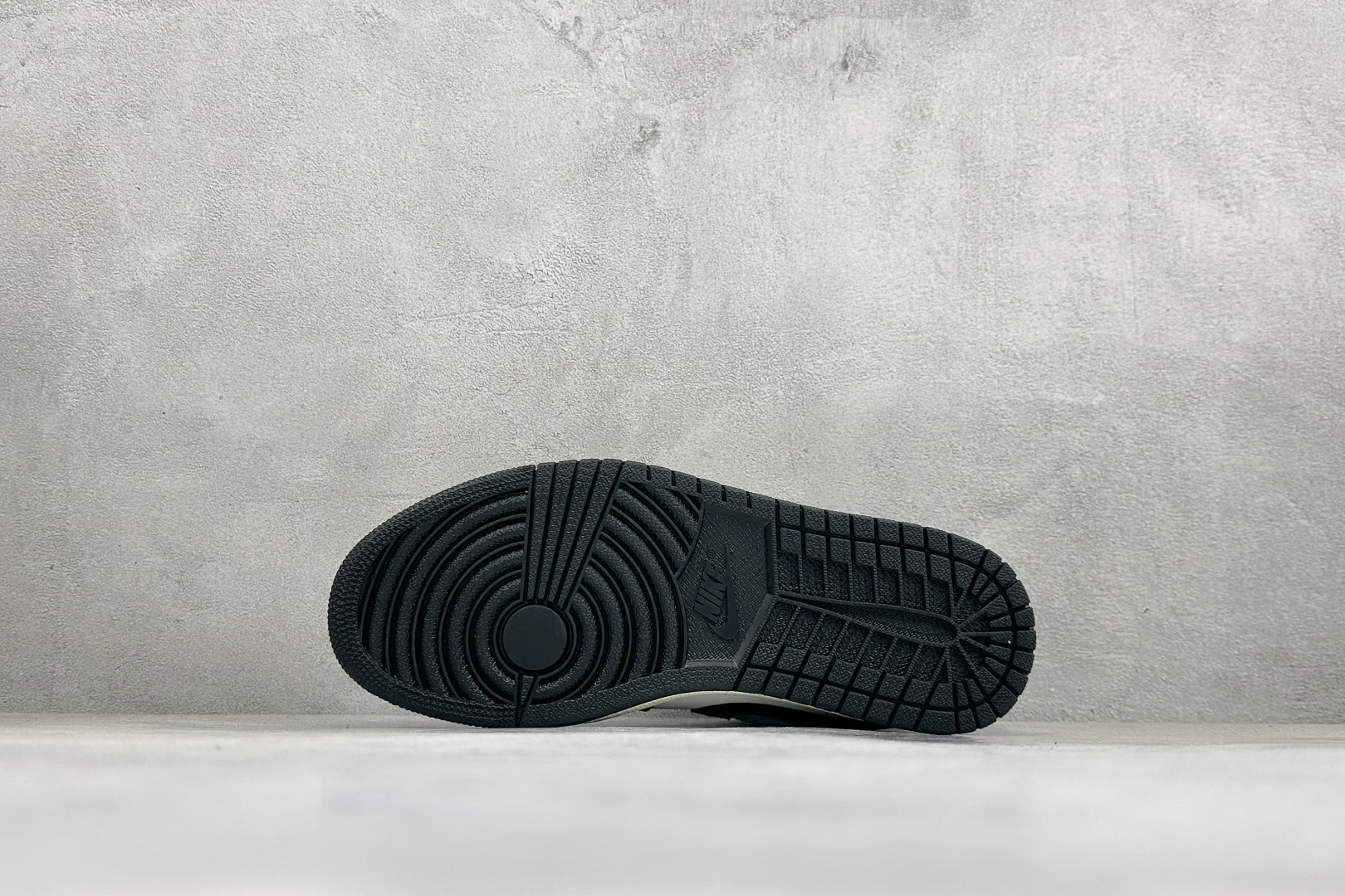 复古潮履格调拉满 AIR JORDAN 1,这款低帮AJ1采用黑棕白三色拼接皮革打造,质感层次丰富,专属R字母金色挂饰精 复古潮履格调拉满 AIR JORDAN 1,这款低帮AJ1采用黑棕白三色拼接皮革打造,质感层次丰富,专属R字母金色挂饰精