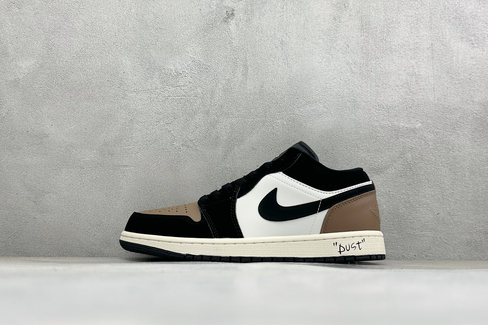 复古潮履格调拉满 AIR JORDAN 1，这款低帮AJ1采用黑棕白三色拼接皮革打造，质感层次丰富，专属R字母金色挂饰精