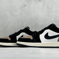复古潮履格调拉满 AIR JORDAN 1,这款低帮AJ1采用黑棕白三色拼接皮革打造,质感层次丰富,专属R字母金色挂饰精 复古潮履格调拉满 AIR JORDAN 1,这款低帮AJ1采用黑棕白三色拼接皮革打造,质感层次丰富,专属R字母金色挂饰精