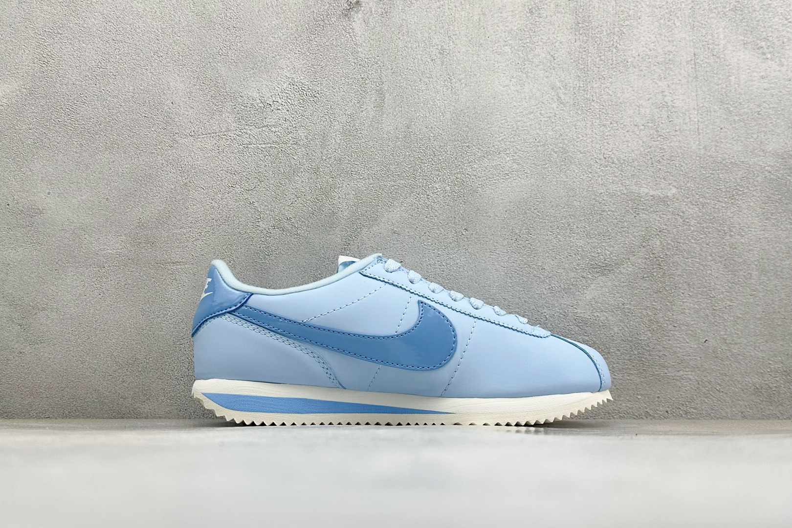 Nike Classic Cortez 耐克 经典轻便舒适 阿甘鞋休闲跑步鞋运动鞋 纯粹而执着的精神 使得Cortez种 Nike Classic Cortez 耐克 经典轻便舒适 阿甘鞋休闲跑步鞋运动鞋 纯粹而执着的精神 使得Cortez种