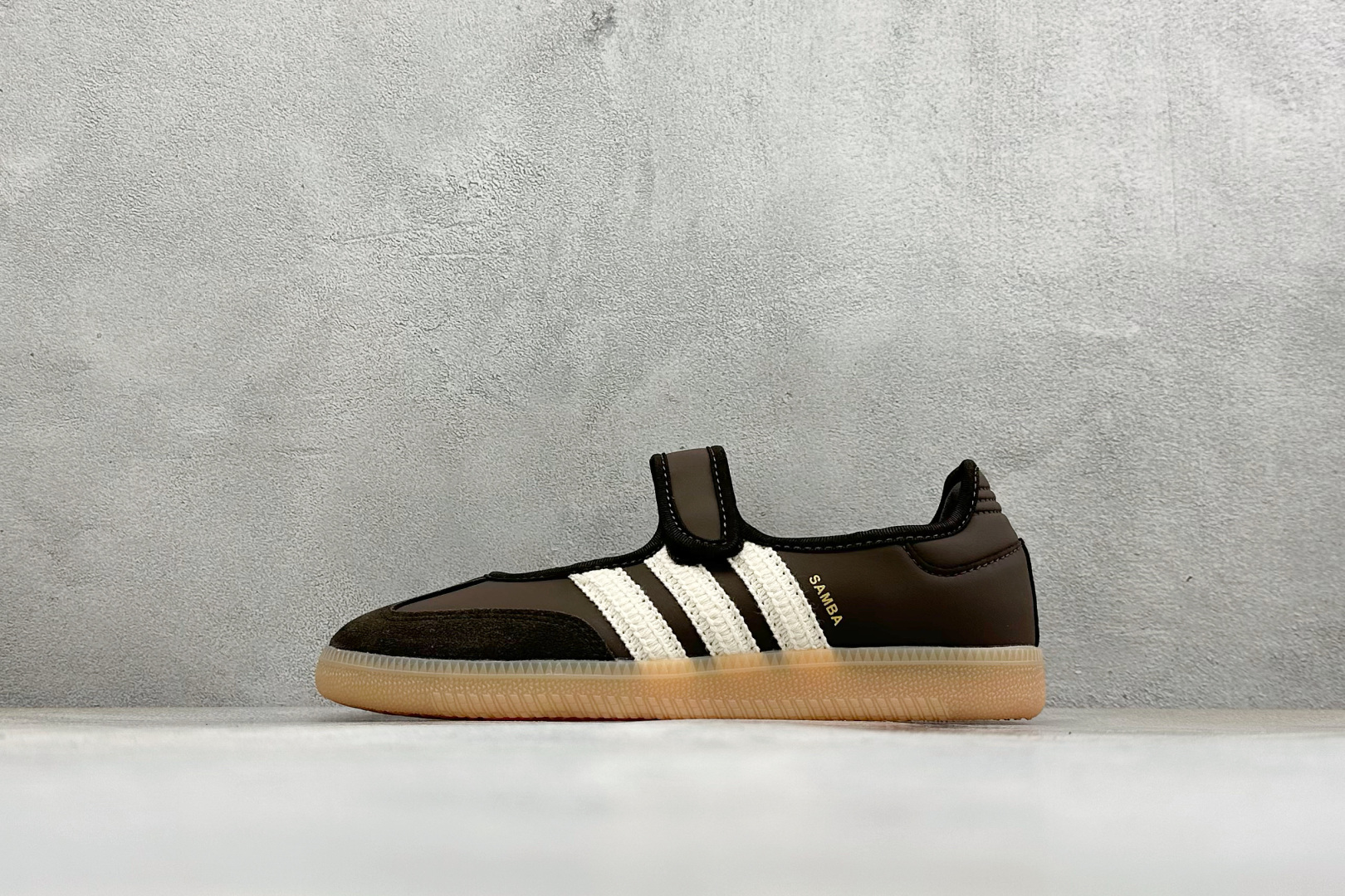FX版Adidas三叶草SAMBA Jane W 玛丽珍鞋 该鞋款鞋面采用多种材料拼接(缝/车线) Superstar系