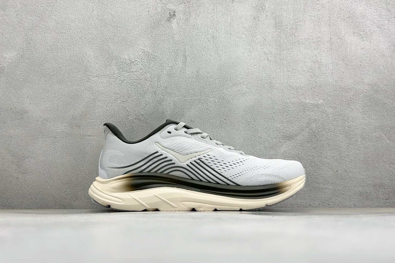 Hoka One One Clifton 11 克里夫顿系列 轻盈透气的针织网面跑鞋 货号：-BLBS 尺码：40 40
