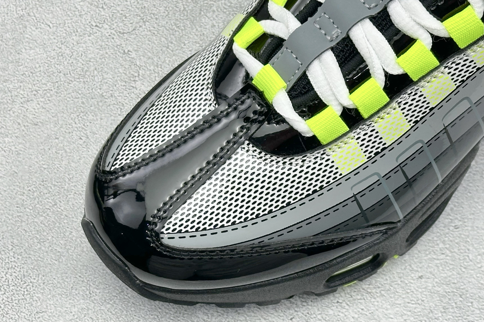 NIKE AIR MAX 95 OG 耐克 气垫复古慢跑百搭鞋休闲运动鞋(乐高/鞋盒破损乱涂扣20) 这双鞋采用前脚掌开 NIKE AIR MAX 95 OG 耐克 气垫复古慢跑百搭鞋休闲运动鞋(乐高/鞋盒破损乱涂扣20) 这双鞋采用前脚掌开
