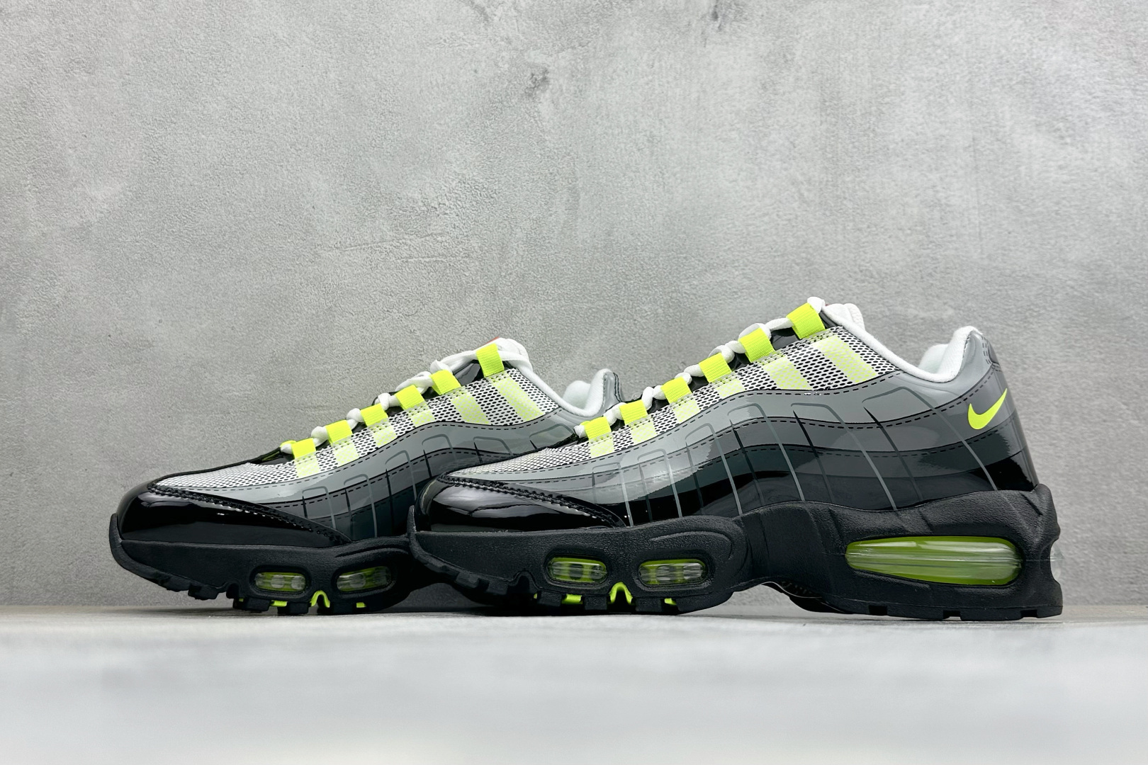 NIKE AIR MAX 95 OG 耐克 气垫复古慢跑百搭鞋休闲运动鞋(乐高/鞋盒破损乱涂扣20) 这双鞋采用前脚掌开 NIKE AIR MAX 95 OG 耐克 气垫复古慢跑百搭鞋休闲运动鞋(乐高/鞋盒破损乱涂扣20) 这双鞋采用前脚掌开