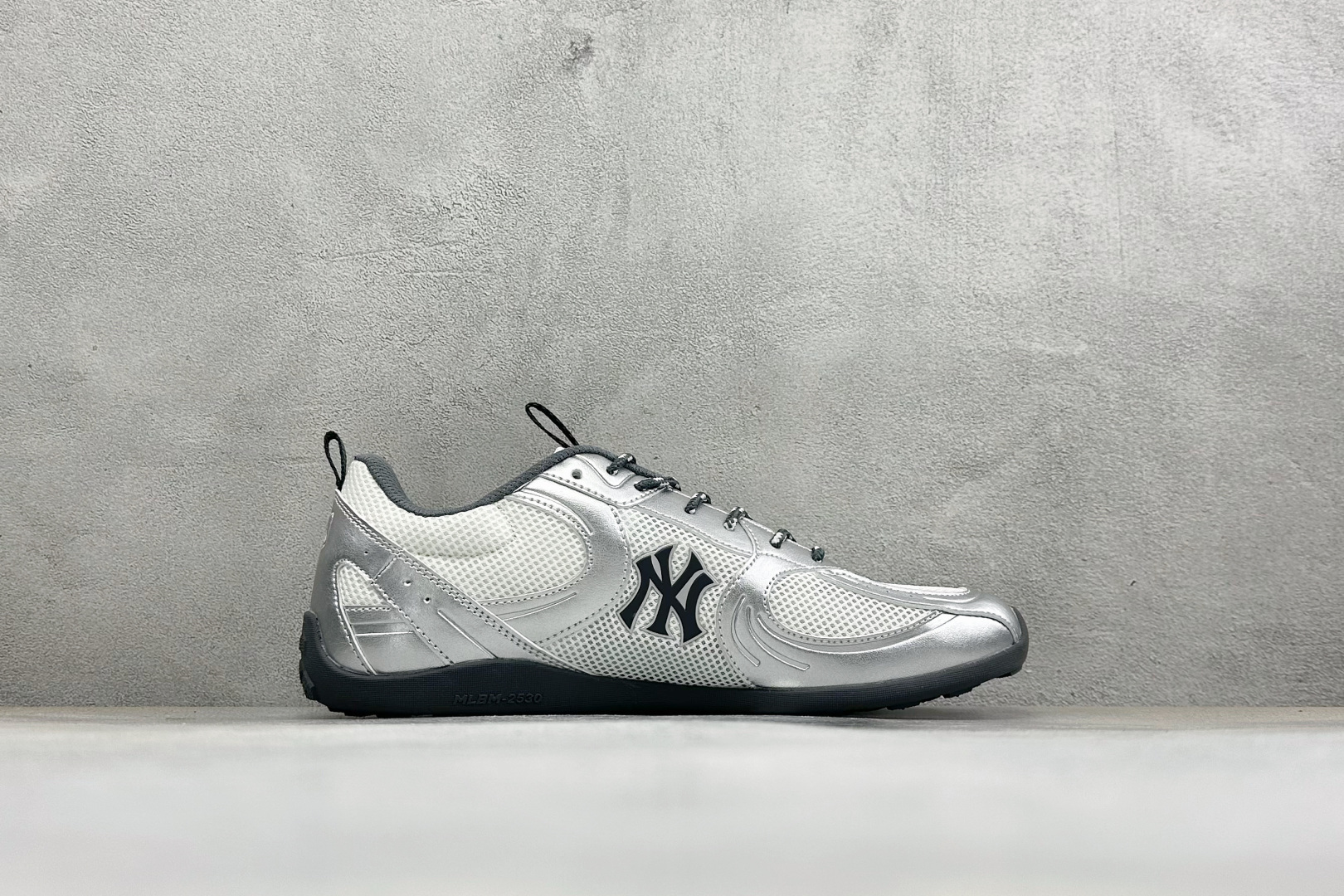 终端放店 XB版MLB OLLE 纽约洋基队 复古千禧风 防滑轻便透气 低帮精灵薄底德训鞋  货号：3ACVOL16N 