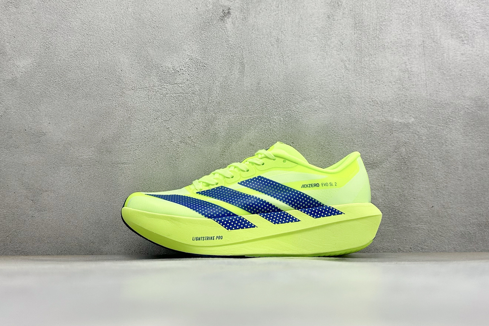 TY版AD ADIZERO EVO SL 2 阿迪超轻透气缓震跑鞋 以令人难以置信的138克重量，刷新了跑鞋轻量化的记录