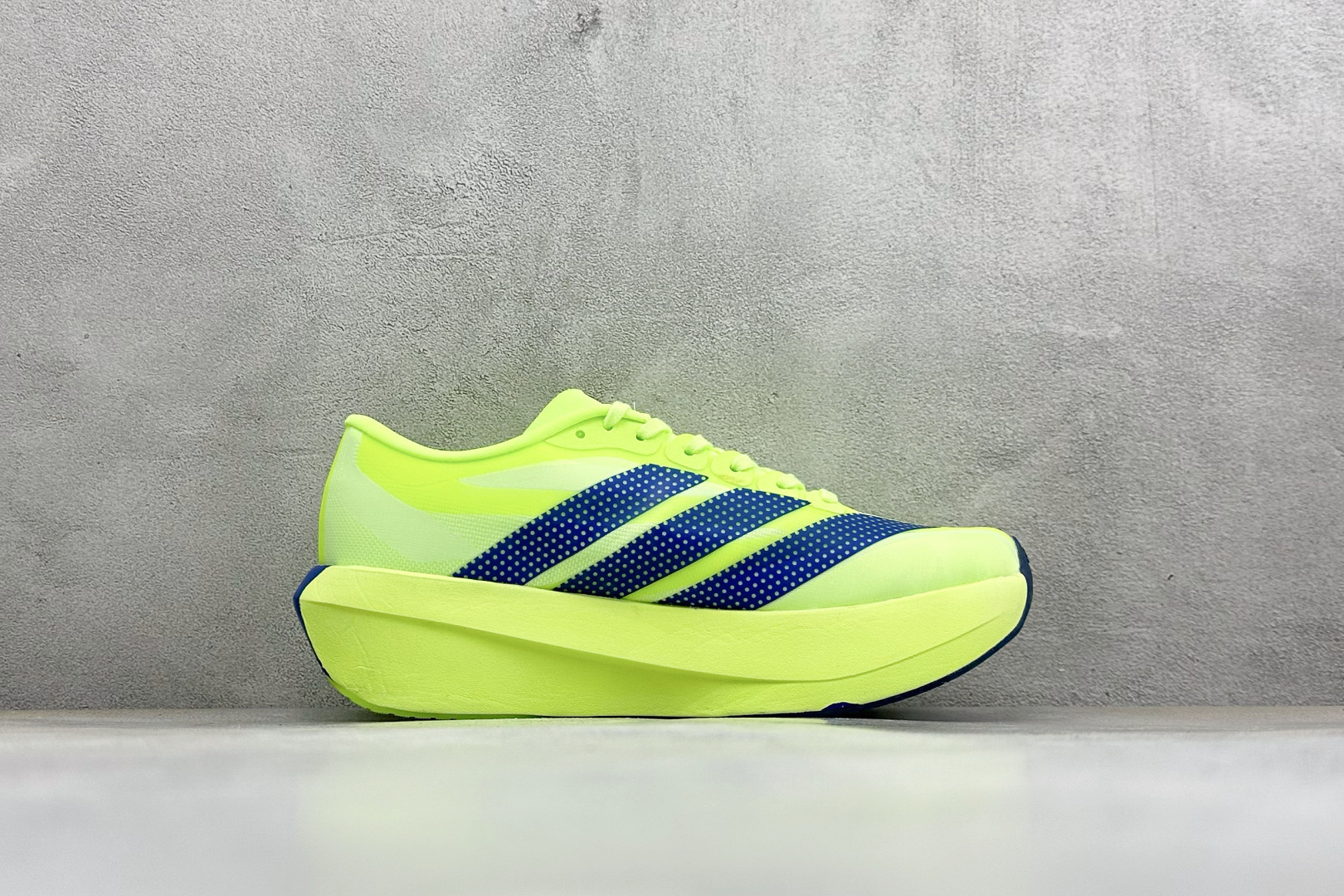 TY版AD ADIZERO EVO SL 2 阿迪超轻透气缓震跑鞋 以令人难以置信的138克重量,刷新了跑鞋轻量化的记录 TY版AD ADIZERO EVO SL 2 阿迪超轻透气缓震跑鞋 以令人难以置信的138克重量,刷新了跑鞋轻量化的记录
