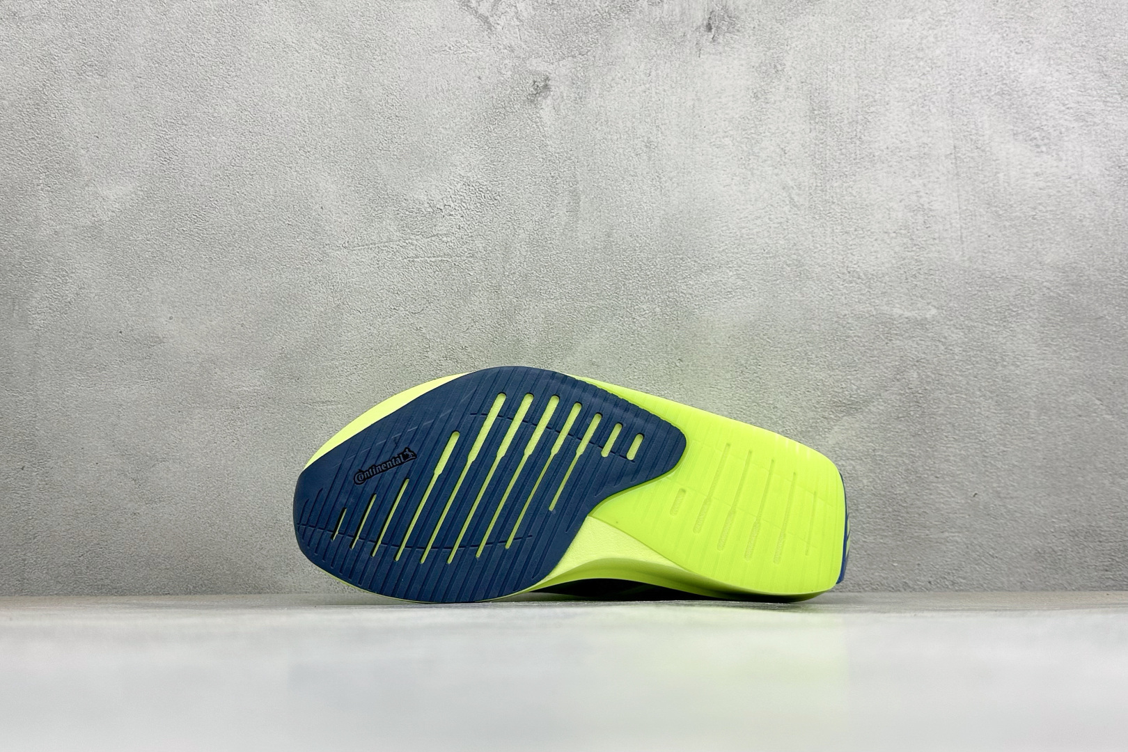 TY版AD ADIZERO EVO SL 2 阿迪超轻透气缓震跑鞋 以令人难以置信的138克重量,刷新了跑鞋轻量化的记录 TY版AD ADIZERO EVO SL 2 阿迪超轻透气缓震跑鞋 以令人难以置信的138克重量,刷新了跑鞋轻量化的记录