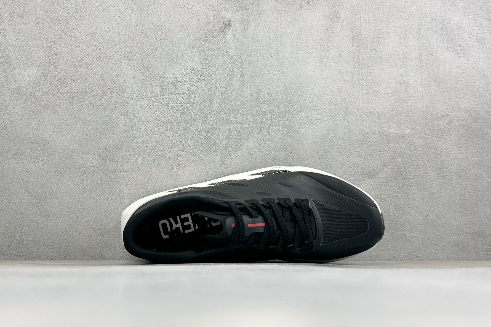 TY版AD ADIZERO EVO SL 2 阿迪超轻透气缓震跑鞋 以令人难以置信的138克重量，刷新了跑鞋轻量化的记录