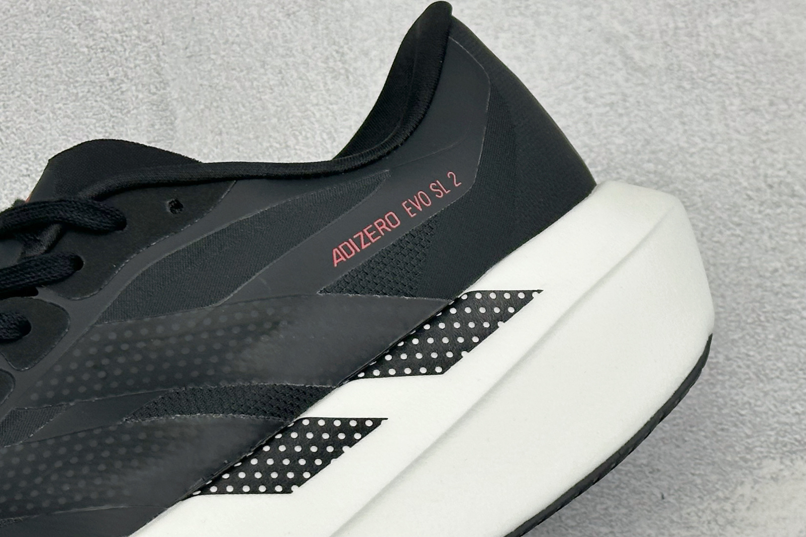 TY版AD ADIZERO EVO SL 2 阿迪超轻透气缓震跑鞋 以令人难以置信的138克重量，刷新了跑鞋轻量化的记录