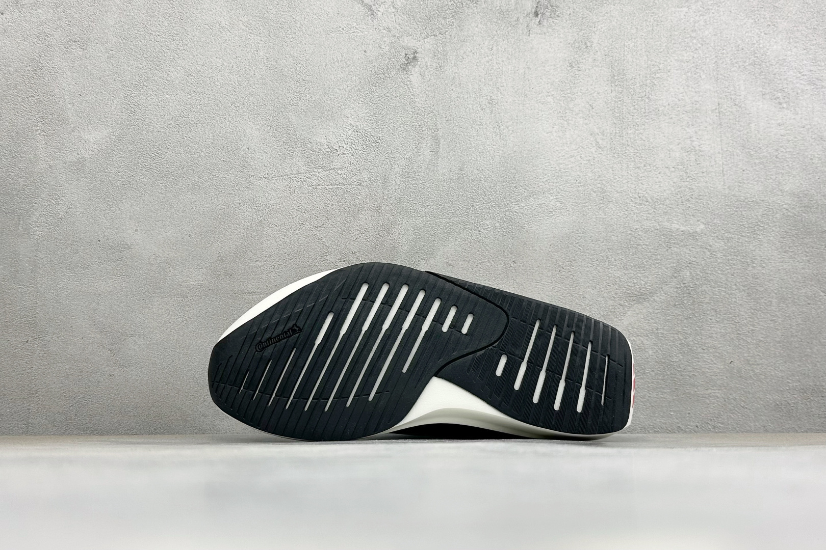 TY版AD ADIZERO EVO SL 2 阿迪超轻透气缓震跑鞋 以令人难以置信的138克重量，刷新了跑鞋轻量化的记录