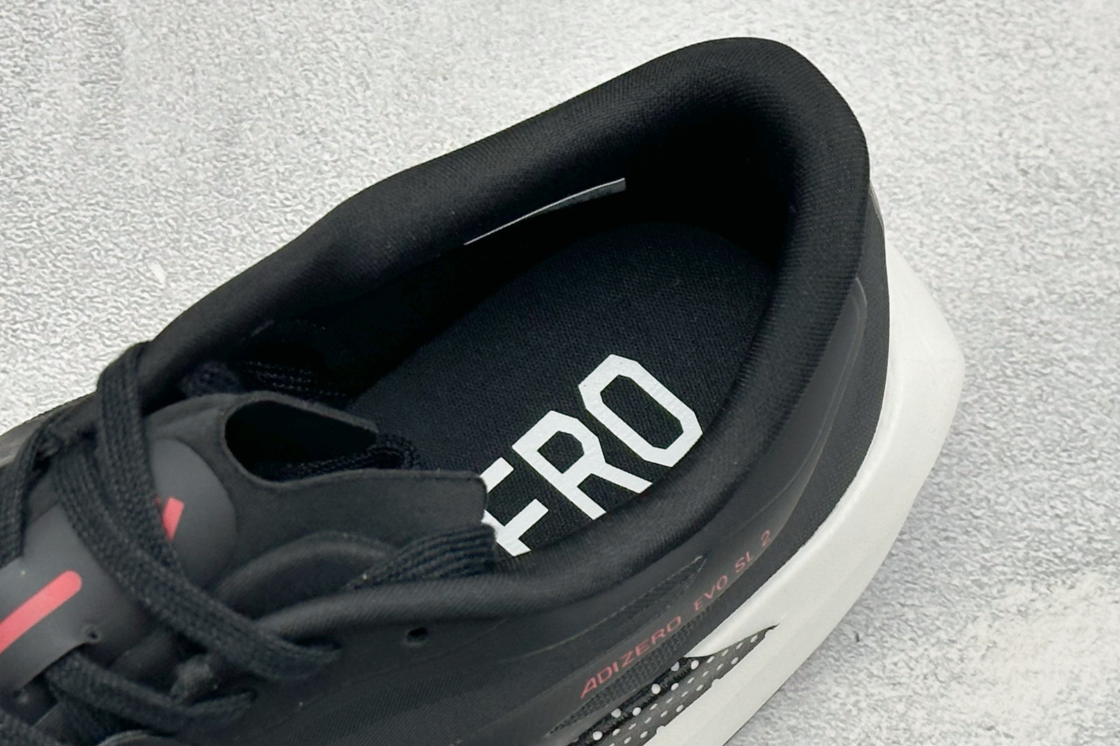 TY版AD ADIZERO EVO SL 2 阿迪超轻透气缓震跑鞋 以令人难以置信的138克重量，刷新了跑鞋轻量化的记录