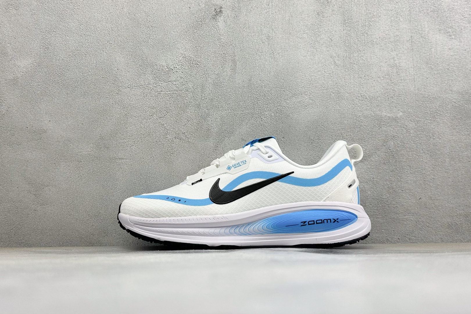 XM版Nike VOMERO 18 GTX 舒适减震防滑低帮跑步鞋 全掌ReactX泡绵中底 前掌和后跟还配备了Air 