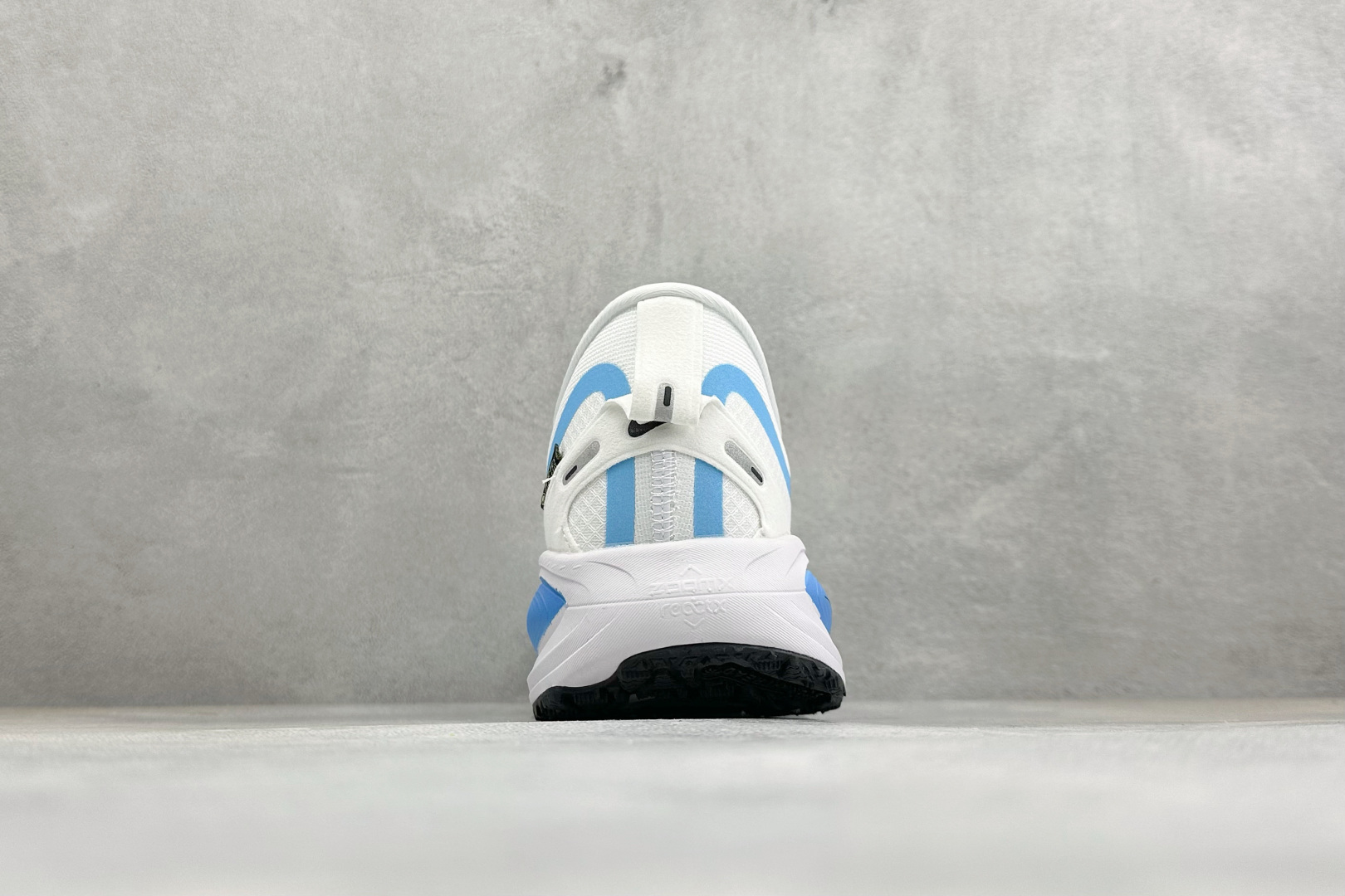 XM版Nike VOMERO 18 GTX 舒适减震防滑低帮跑步鞋 全掌ReactX泡绵中底 前掌和后跟还配备了Air XM版Nike VOMERO 18 GTX 舒适减震防滑低帮跑步鞋 全掌ReactX泡绵中底 前掌和后跟还配备了Air
