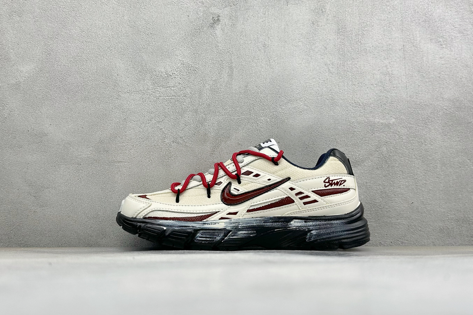 NIKE INITIATOR创始者系列 复古休闲运动舒适跑鞋 采用透气网眼鞋面和支撑覆盖层，自然运动设计的Phlyon中