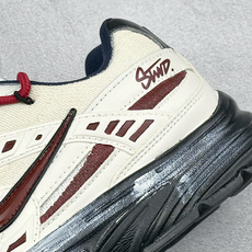 NIKE INITIATOR创始者系列 复古休闲运动舒适跑鞋 采用透气网眼鞋面和支撑覆盖层,自然运动设计的Phlyon中 NIKE INITIATOR创始者系列 复古休闲运动舒适跑鞋 采用透气网眼鞋面和支撑覆盖层,自然运动设计的Phlyon中
