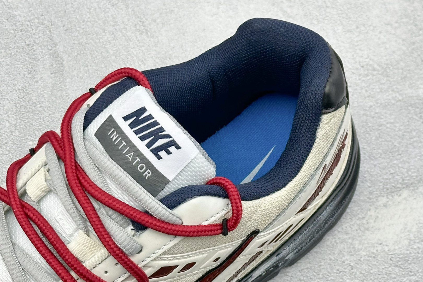 NIKE INITIATOR创始者系列 复古休闲运动舒适跑鞋 采用透气网眼鞋面和支撑覆盖层,自然运动设计的Phlyon中 NIKE INITIATOR创始者系列 复古休闲运动舒适跑鞋 采用透气网眼鞋面和支撑覆盖层,自然运动设计的Phlyon中