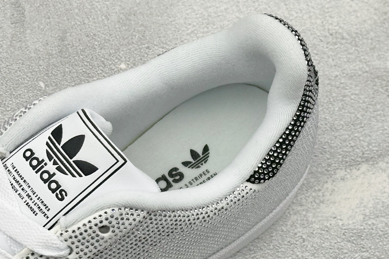 D版AD Originals Superstar 贝壳头板鞋 采用全新头层拼接皮革材质 后跟采用特色3D立体印字 渠道正