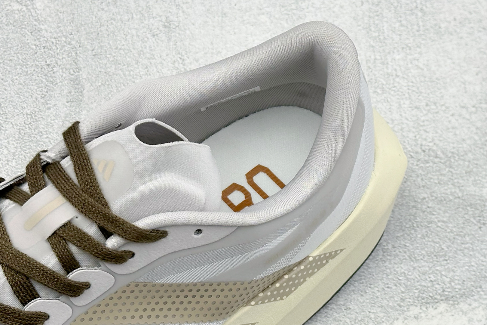 TY版AD ADIZERO EVO SL 2 阿迪超轻透气缓震跑鞋 以令人难以置信的138克重量,刷新了跑鞋轻量化的记录 TY版AD ADIZERO EVO SL 2 阿迪超轻透气缓震跑鞋 以令人难以置信的138克重量,刷新了跑鞋轻量化的记录