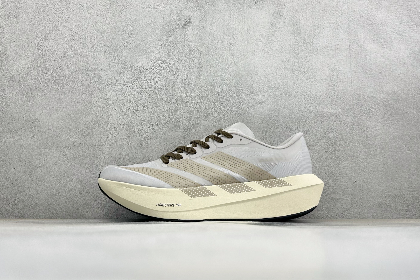 TY版AD ADIZERO EVO SL 2 阿迪超轻透气缓震跑鞋 以令人难以置信的138克重量，刷新了跑鞋轻量化的记录