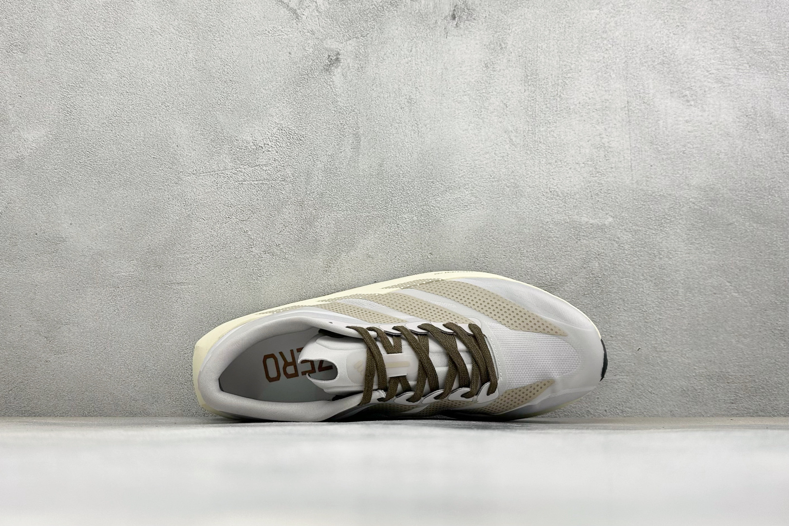 TY版AD ADIZERO EVO SL 2 阿迪超轻透气缓震跑鞋 以令人难以置信的138克重量,刷新了跑鞋轻量化的记录 TY版AD ADIZERO EVO SL 2 阿迪超轻透气缓震跑鞋 以令人难以置信的138克重量,刷新了跑鞋轻量化的记录
