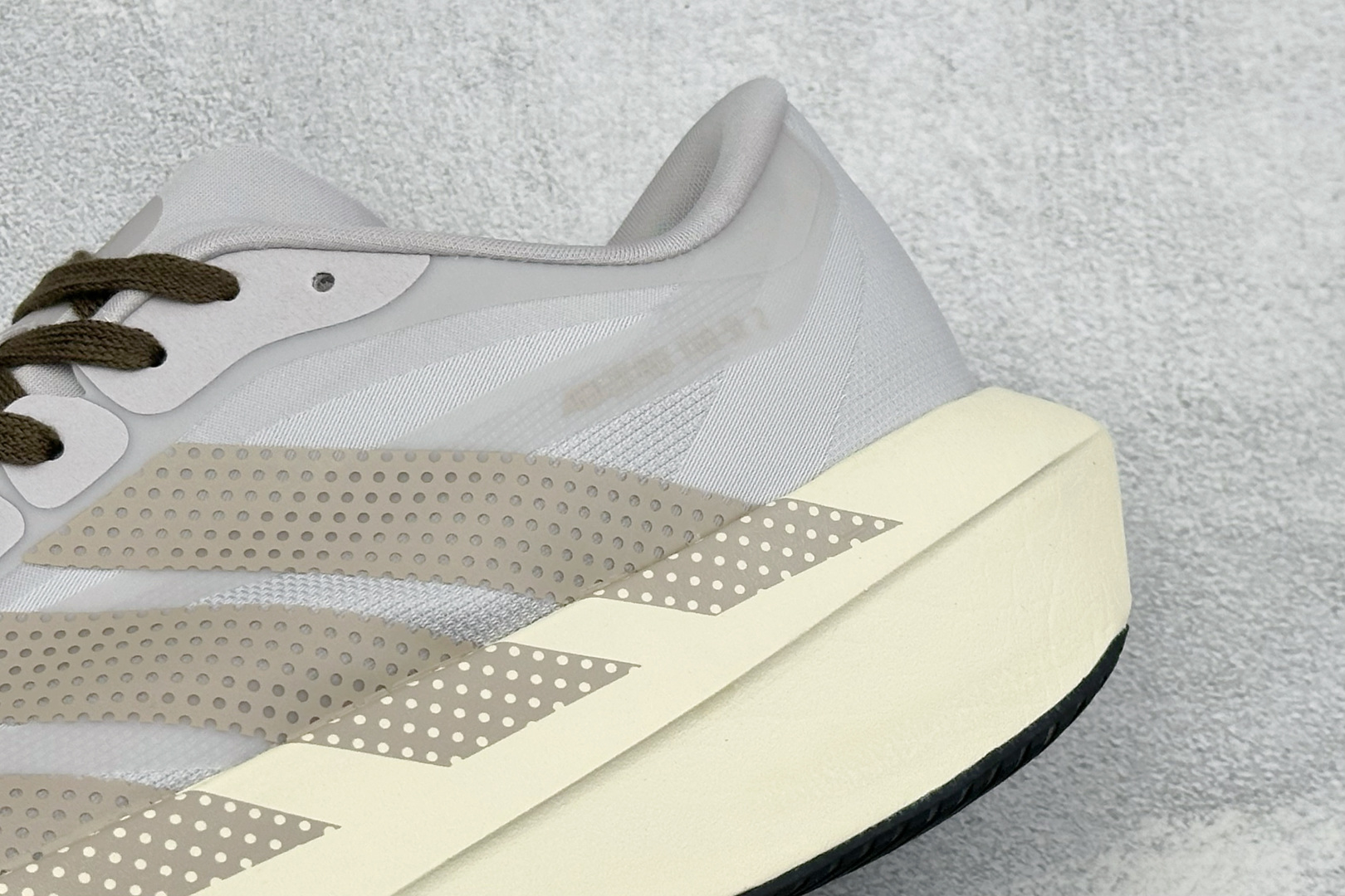 TY版AD ADIZERO EVO SL 2 阿迪超轻透气缓震跑鞋 以令人难以置信的138克重量,刷新了跑鞋轻量化的记录 TY版AD ADIZERO EVO SL 2 阿迪超轻透气缓震跑鞋 以令人难以置信的138克重量,刷新了跑鞋轻量化的记录