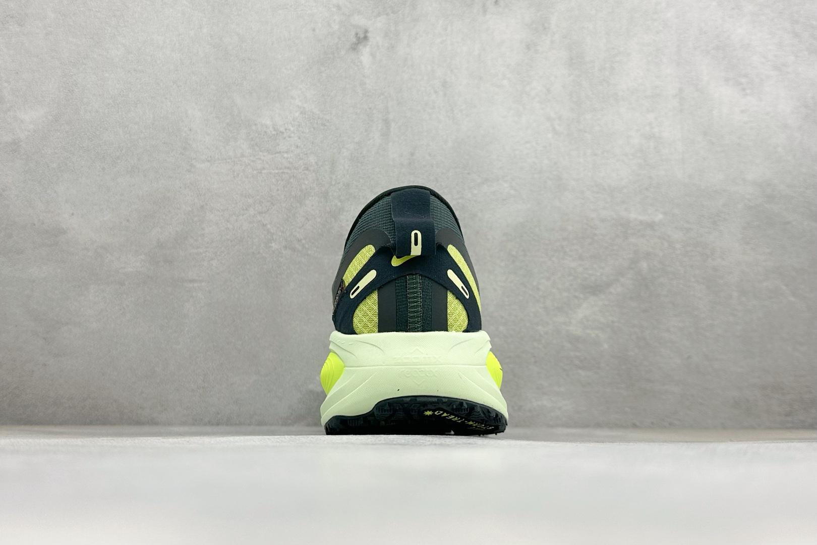 XM版Nike VOMERO 18 GTX 舒适减震防滑低帮跑步鞋 全掌ReactX泡绵中底 前掌和后跟还配备了Air 