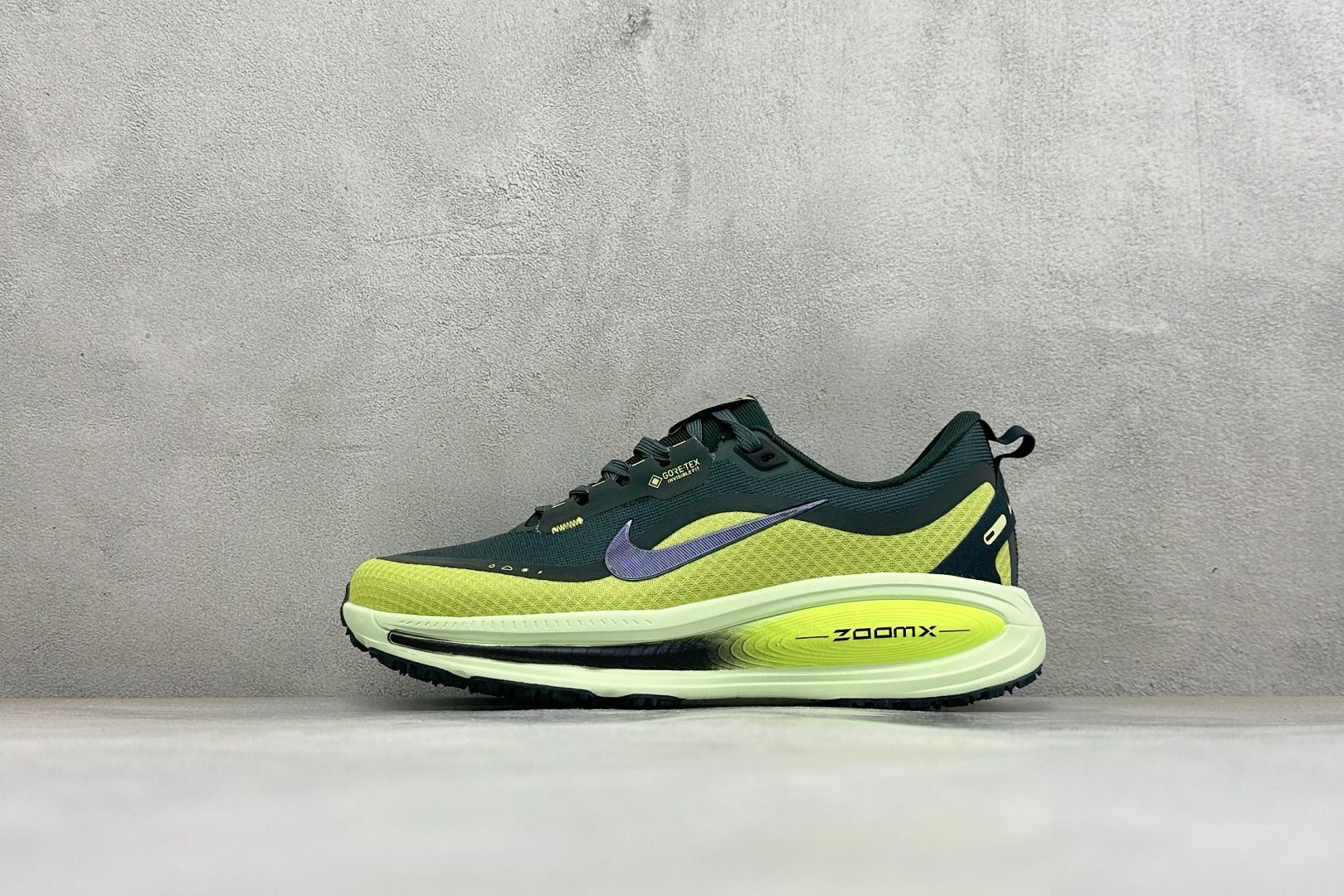 XM版Nike VOMERO 18 GTX 舒适减震防滑低帮跑步鞋 全掌ReactX泡绵中底 前掌和后跟还配备了Air 