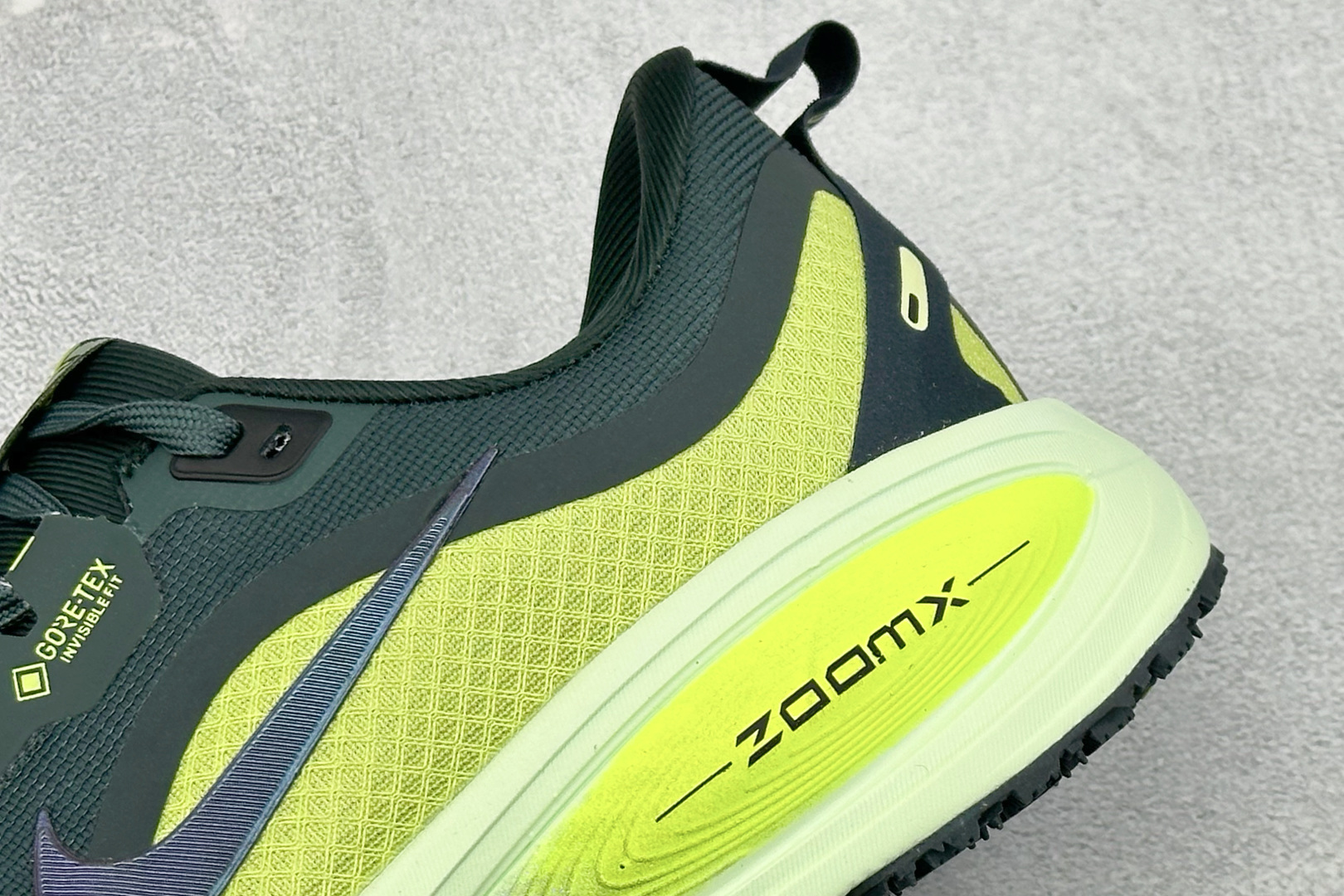 XM版Nike VOMERO 18 GTX 舒适减震防滑低帮跑步鞋 全掌ReactX泡绵中底 前掌和后跟还配备了Air 