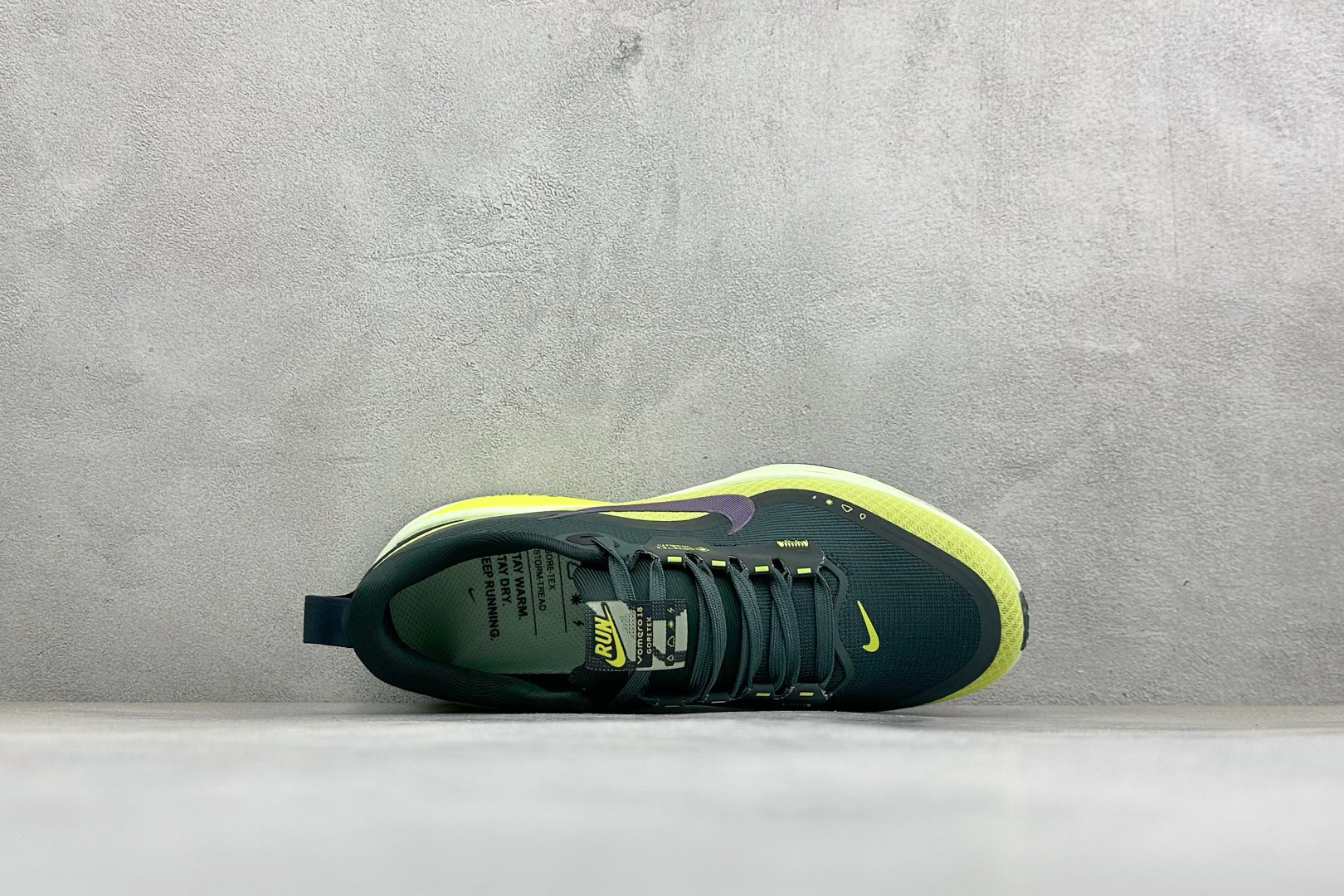 XM版Nike VOMERO 18 GTX 舒适减震防滑低帮跑步鞋 全掌ReactX泡绵中底 前掌和后跟还配备了Air 