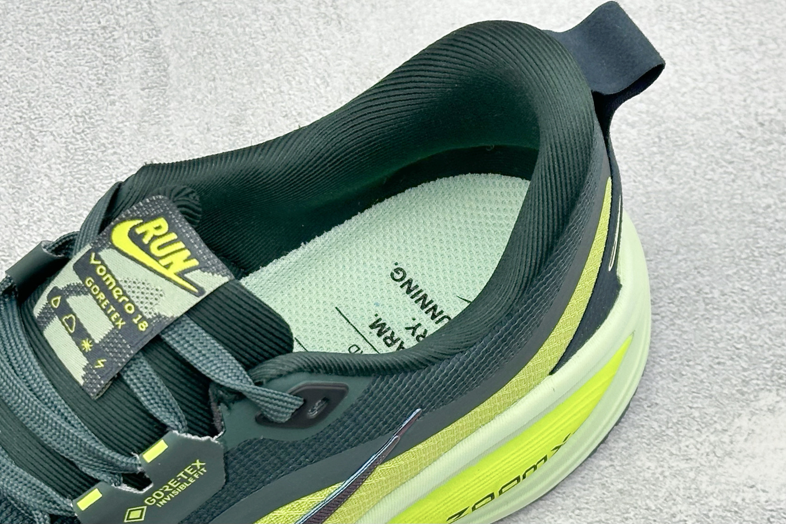 XM版Nike VOMERO 18 GTX 舒适减震防滑低帮跑步鞋 全掌ReactX泡绵中底 前掌和后跟还配备了Air 