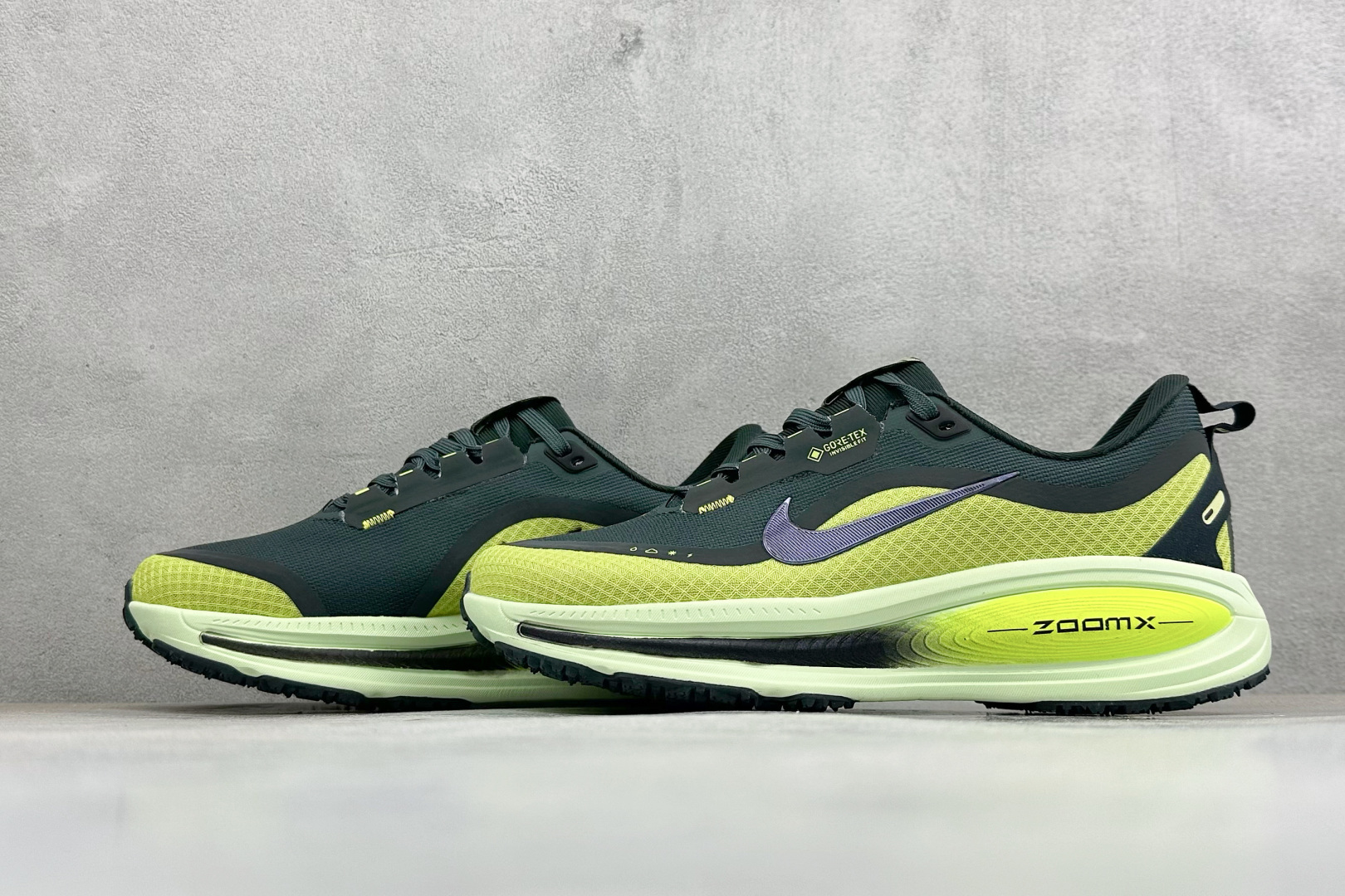XM版Nike VOMERO 18 GTX 舒适减震防滑低帮跑步鞋 全掌ReactX泡绵中底 前掌和后跟还配备了Air 