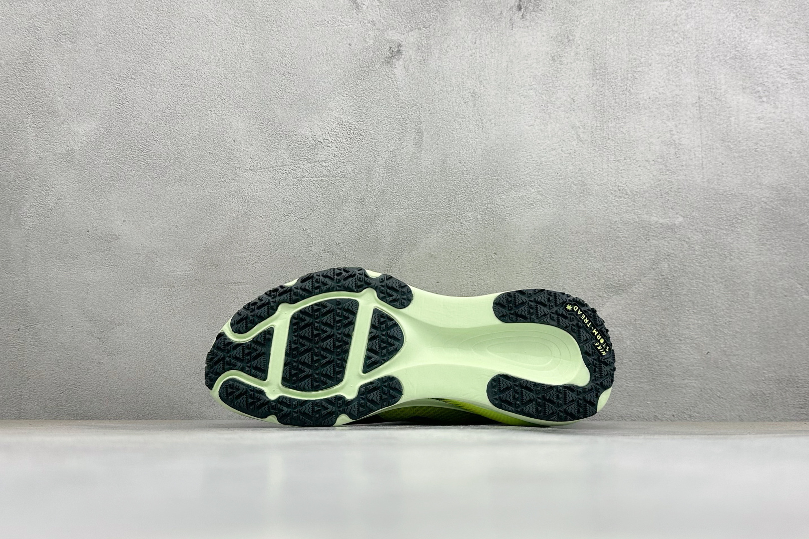 XM版Nike VOMERO 18 GTX 舒适减震防滑低帮跑步鞋 全掌ReactX泡绵中底 前掌和后跟还配备了Air 