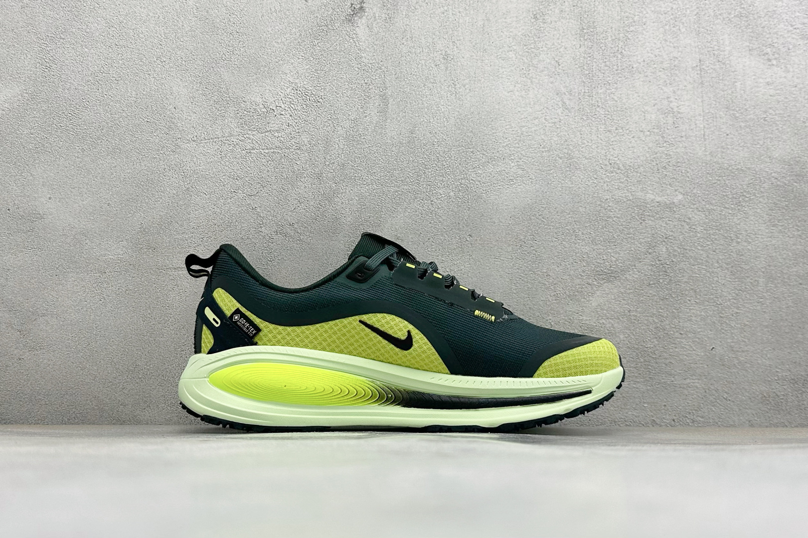 XM版Nike VOMERO 18 GTX 舒适减震防滑低帮跑步鞋 全掌ReactX泡绵中底 前掌和后跟还配备了Air 