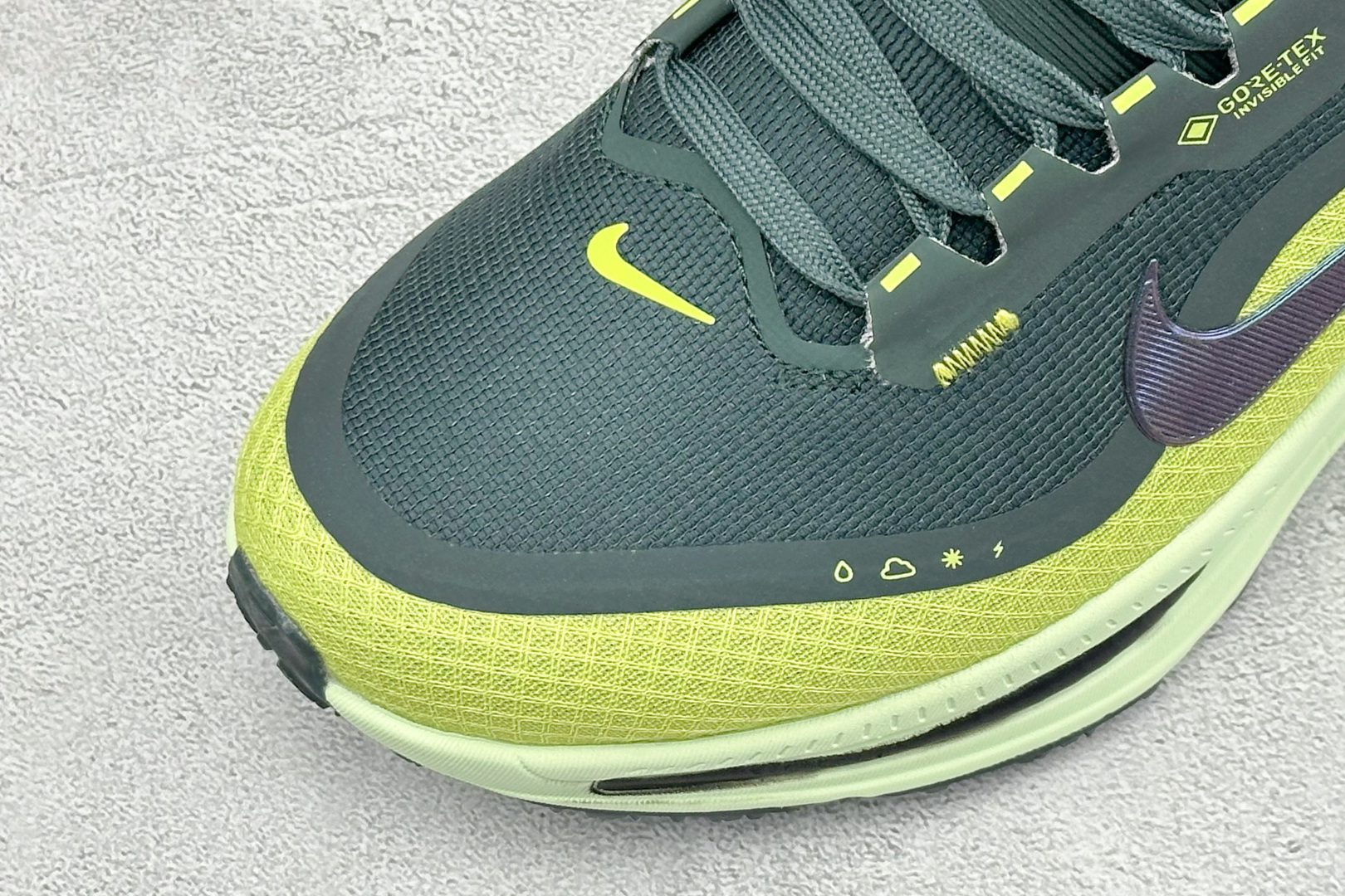 XM版Nike VOMERO 18 GTX 舒适减震防滑低帮跑步鞋 全掌ReactX泡绵中底 前掌和后跟还配备了Air 