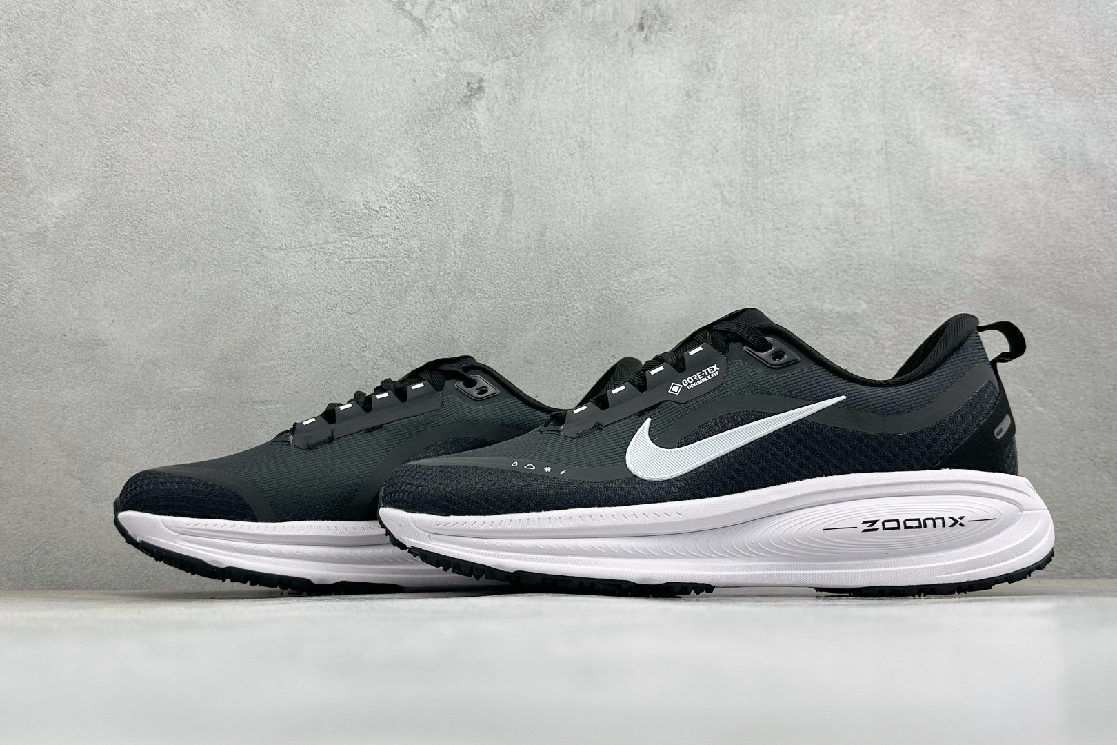 XM版Nike VOMERO 18 GTX 舒适减震防滑低帮跑步鞋 全掌ReactX泡绵中底 前掌和后跟还配备了Air XM版Nike VOMERO 18 GTX 舒适减震防滑低帮跑步鞋 全掌ReactX泡绵中底 前掌和后跟还配备了Air