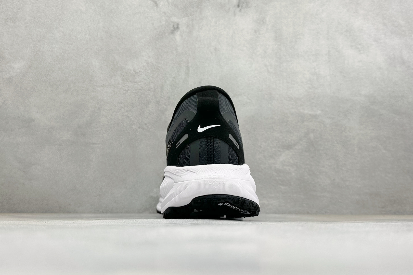 XM版Nike VOMERO 18 GTX 舒适减震防滑低帮跑步鞋 全掌ReactX泡绵中底 前掌和后跟还配备了Air XM版Nike VOMERO 18 GTX 舒适减震防滑低帮跑步鞋 全掌ReactX泡绵中底 前掌和后跟还配备了Air