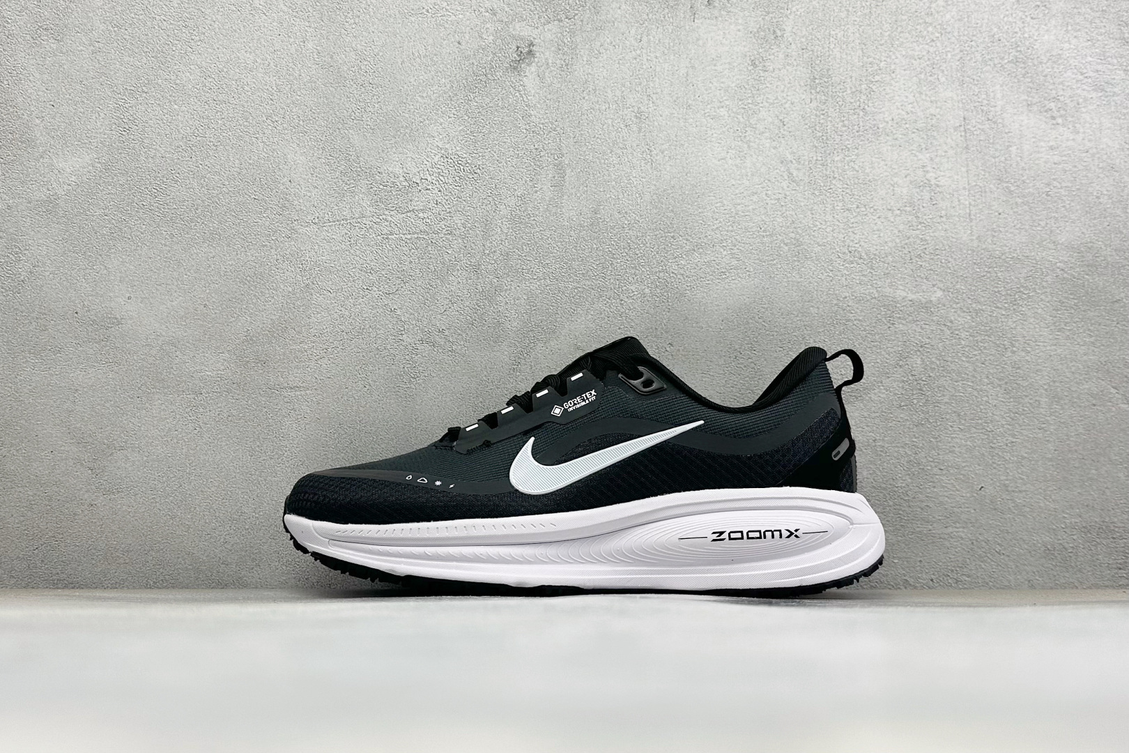 XM版Nike VOMERO 18 GTX 舒适减震防滑低帮跑步鞋 全掌ReactX泡绵中底 前掌和后跟还配备了Air 