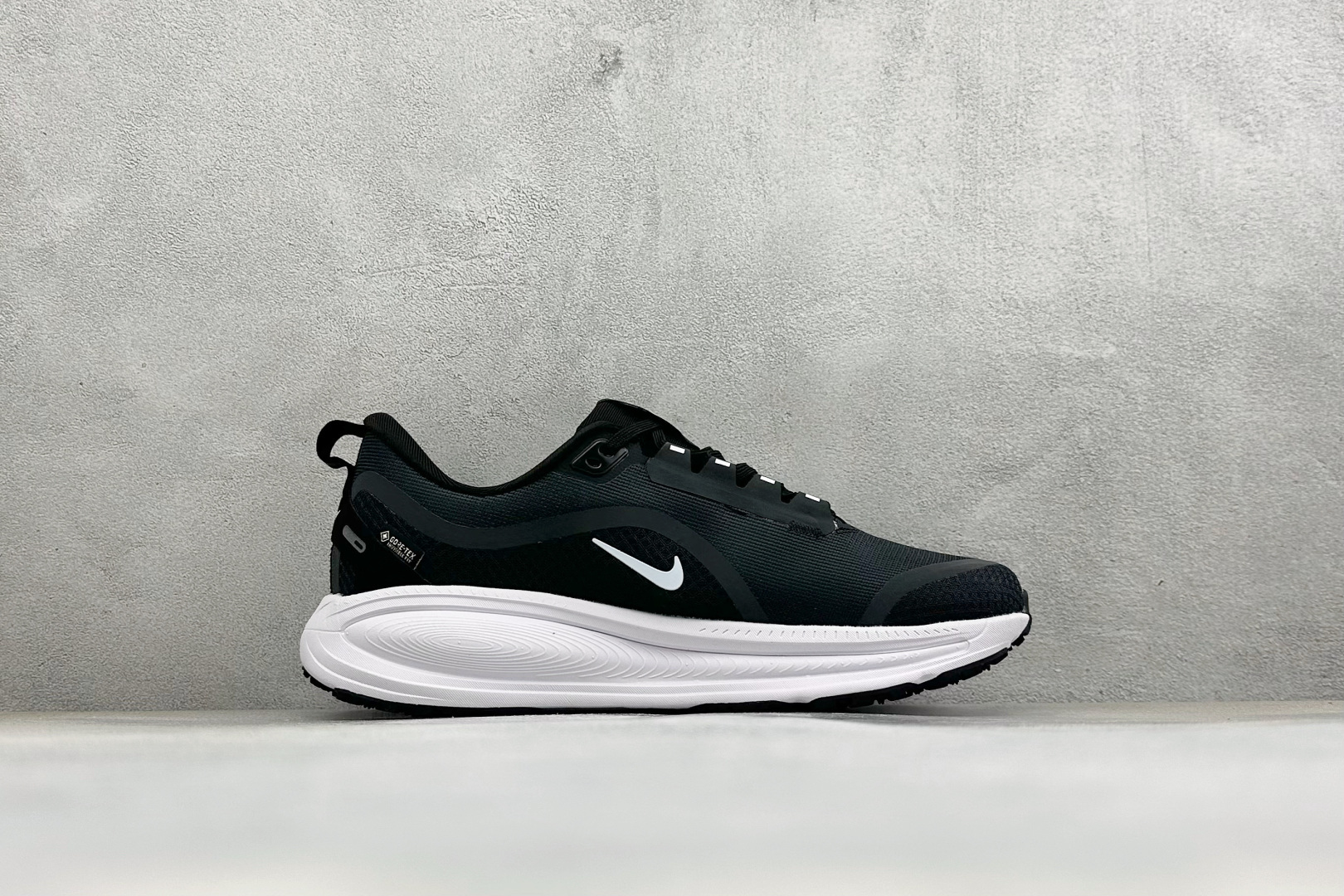 XM版Nike VOMERO 18 GTX 舒适减震防滑低帮跑步鞋 全掌ReactX泡绵中底 前掌和后跟还配备了Air XM版Nike VOMERO 18 GTX 舒适减震防滑低帮跑步鞋 全掌ReactX泡绵中底 前掌和后跟还配备了Air