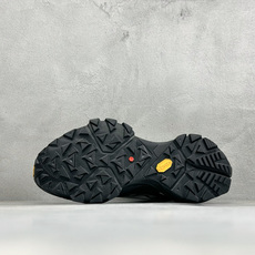 C版KAILAS FUGA DU BOA 凯乐石大坡王户外越野机能跑鞋 这双黑山整体呈现了多样的黑灰银搭配 鞋面主体部分 C版KAILAS FUGA DU BOA 凯乐石大坡王户外越野机能跑鞋 这双黑山整体呈现了多样的黑灰银搭配 鞋面主体部分