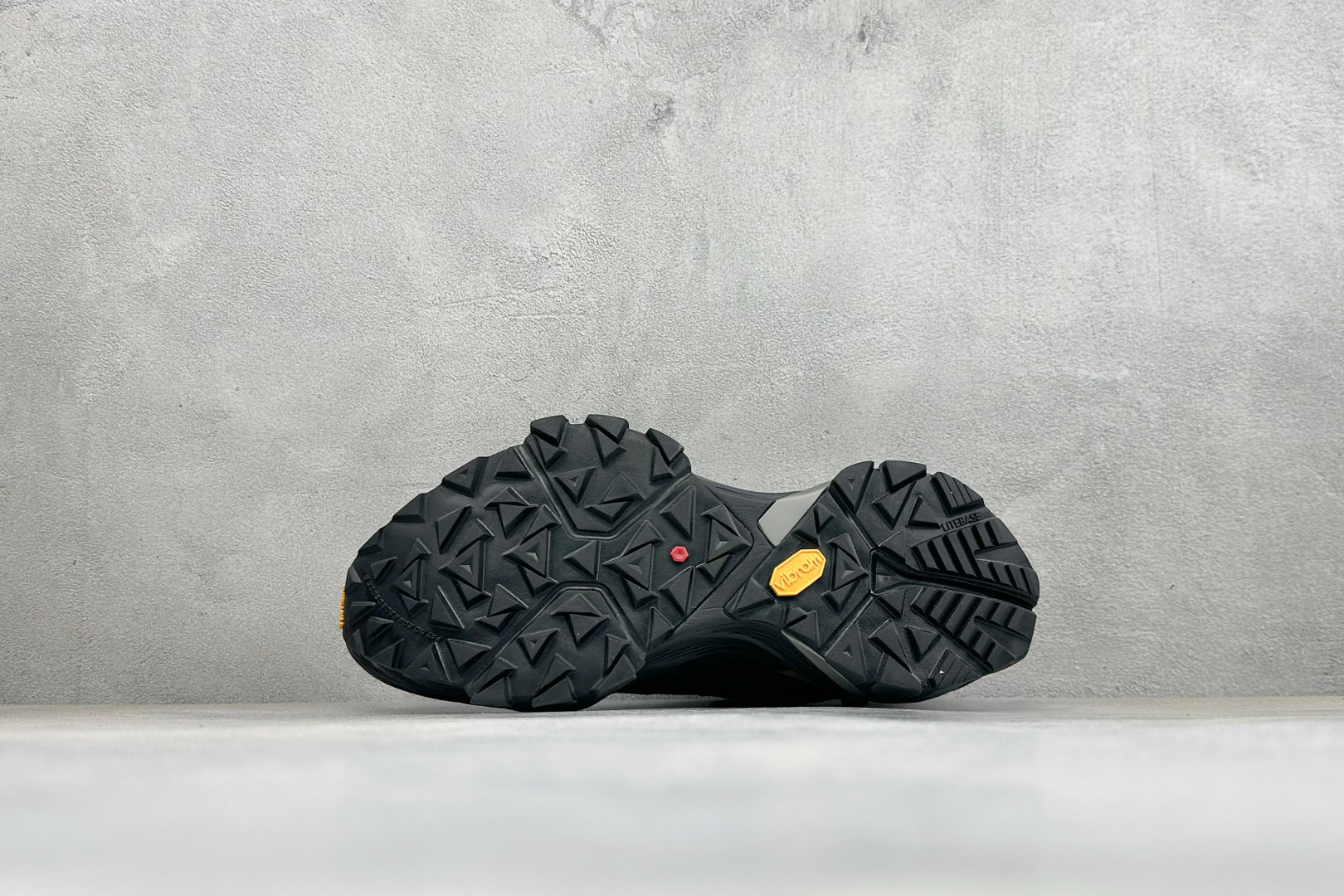 C版KAILAS FUGA DU BOA 凯乐石大坡王户外越野机能跑鞋 这双黑山整体呈现了多样的黑灰银搭配 鞋面主体部分